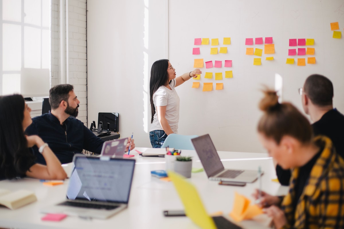 Team arbeitet gemeinsam an einem Projekt